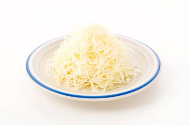 Beyaz arka planda parçalanmış lahana.