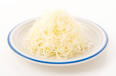 Beyaz arka planda parçalanmış lahana.