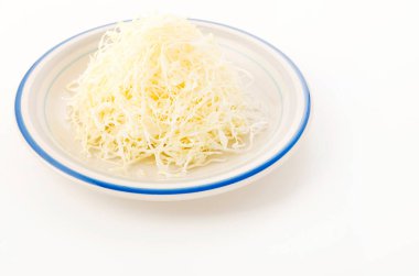 Beyaz arka planda parçalanmış lahana.