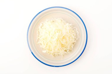 Beyaz arka planda parçalanmış lahana.