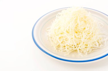 Beyaz arka planda parçalanmış lahana.