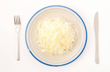 Beyaz arka planda parçalanmış lahana.