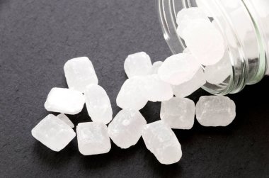 Siyah taş tabağa beyaz kaya şekeri döküldü.