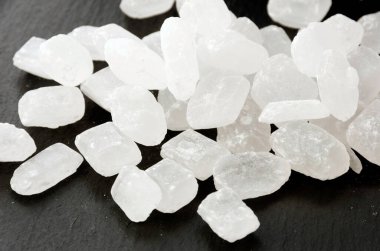 Siyah taş tepside beyaz kaya şekeri