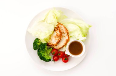 Brokoli, marul ve domatesli kızarmış tavuk.