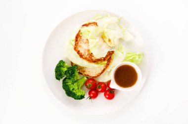 Brokoli, marul ve domatesli kızarmış tavuk.