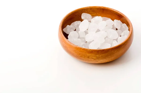 Witte Rocksuiker Een Ronde Houten Schaal Een Witte Achtergrond — Stockfoto