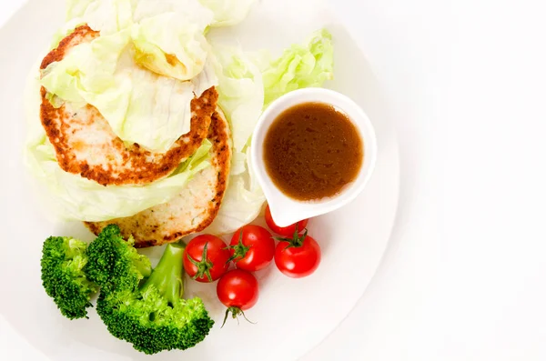 Ayam Panggang Dengan Brokoli Dan Selada Dan Tomat — Stok Foto