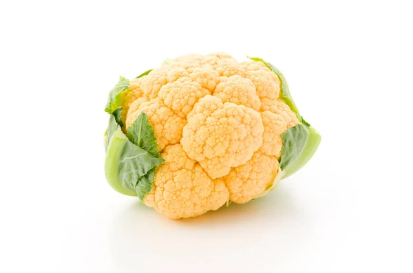 白色背景上的橙色花椰菜 — 图库照片
