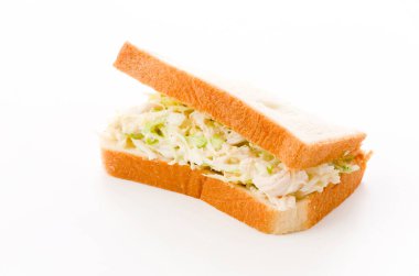 Beyaz arka planda el yapımı yumuşak tavuklu sandviç.