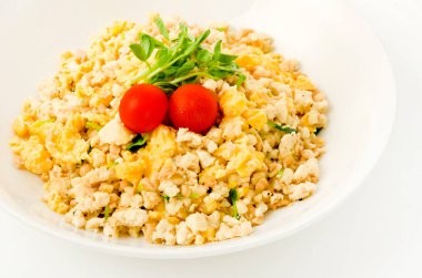 Japon yemeği, tofu ve yumurta kızartması. Diyet için sağlıklı yiyecekler.