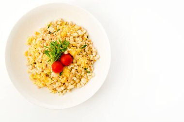 Japon yemeği, tofu ve yumurta kızartması. Diyet için sağlıklı yiyecekler.