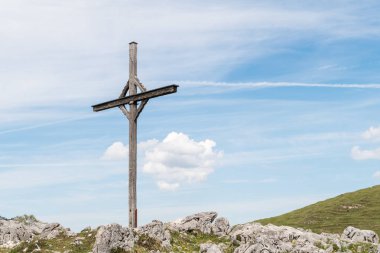 Avusturya Alpleri'nde ahşap çapraz