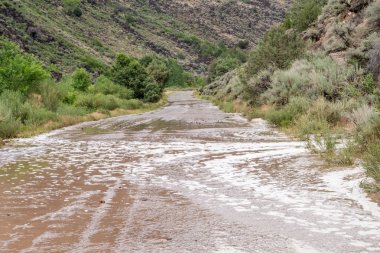Rio Grande gorge içine su dolu yol.