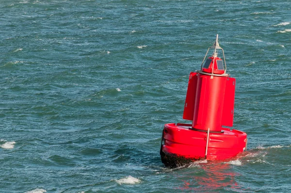 Une bouée rouge flottant sur l'eau — Photo