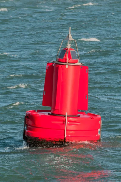 Une bouée rouge flottant sur l'eau — Photo