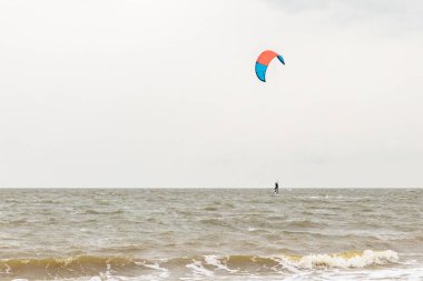 Kuzey Denizi üzerinde kitesurfer