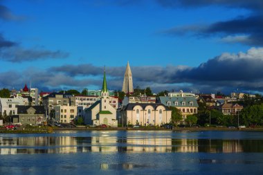 Reykjavik'ın görünümünü şehir merkezinde gün batımında