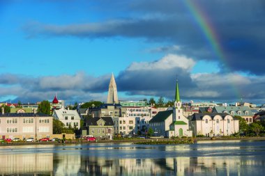 Reykjavik'ın görünümünü şehir merkezinde gün batımında