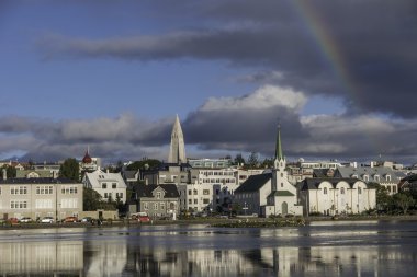 Reykjavik'ın görünümünü şehir merkezinde gün batımında