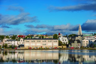 Reykjavik'ın görünümünü şehir merkezinde gün batımında