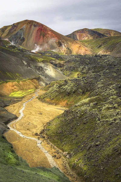 夏の時間、アイスランドのレイキャヴィーク カラフルな山々 — ストック写真