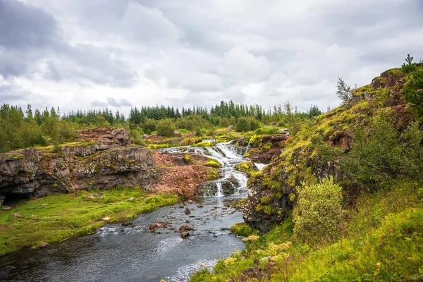Nádherný vodopád na Islandu v barvách podzimu — Stock fotografie