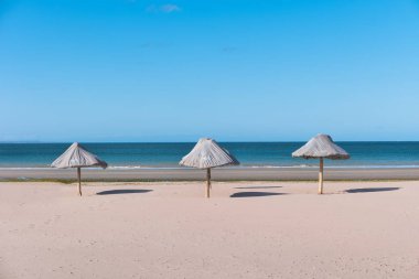 Üç şemsiye, Patagonya ile mükemmel kumsal