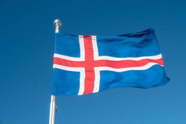 İzlanda bayrağı mavi gökyüzü arka plan