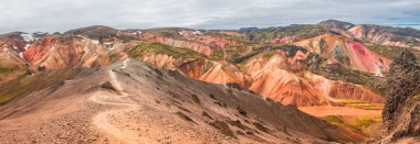 Landmannalaugar renkli dağların panoramik görünüm