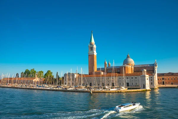 Hermosa Iglesia de San Giorgio Maggiore al atardecer, Venecia, Ital — Foto de Stock