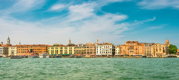 Begin van de avond met zonsondergang op verbazingwekkende Venetië (Italië), zomertijd — Stockfoto