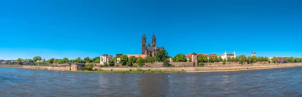 Vue panoramique sur l'Elbe, la cathédrale et la vieille ville de Magdebourg — Photo