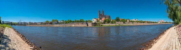 Panoramiczny widok na Łabę, katedry i starego miasta w Magdeburgu — Zdjęcie stockowe