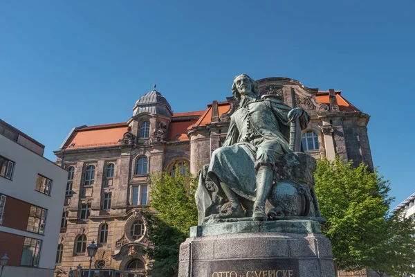 Staty av Store vetenskapsmannen Otto Gvericke, Magdeburg, Tyskland — Stockfoto
