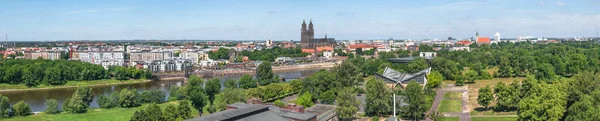 Elbe, Katedrali ve tarihi kent Magdeburg panoramik manzaralı — Stok fotoğraf