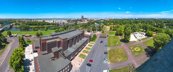 Elbe, Katedrali ve tarihi kent Magdeburg panoramik manzaralı — Stok fotoğraf