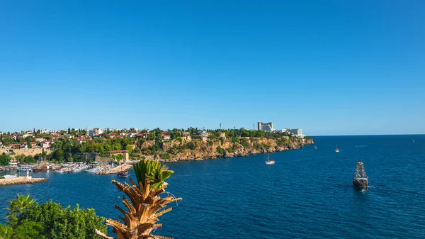 Utsikt över Antalya hamn, Medelhavet och havskusten, Antalya, — Stockfoto