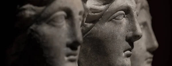 Τρεις επικεφαλής Ρωμαϊκής Ασίας αρχαίο άγαλμα των όμορφων γυναικών στο bl — Φωτογραφία Αρχείου