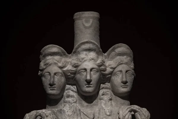 Three headed roman-asian ancient statue of beautiful women at bl — Stock Photo, Image