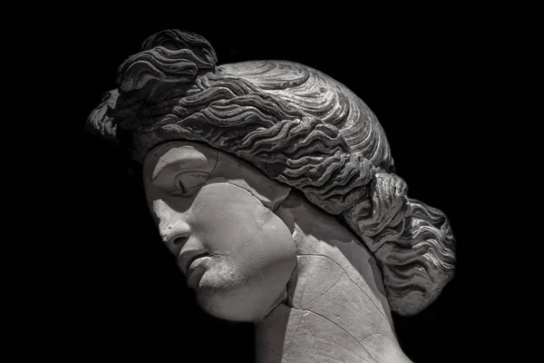 Alte Statue der schönen Frau auf schwarzem Hintergrund — Stockfoto