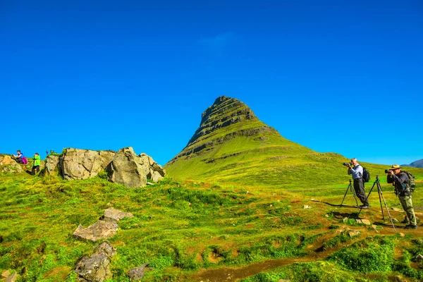 Őszi színek csodálatos hegyi Kirkjufell, Izland — Stock Fotó