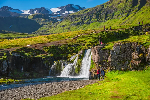 Csodálatos vízesés a Victoria Kirkjufellsfoss Izland őszi színek — Stock Fotó