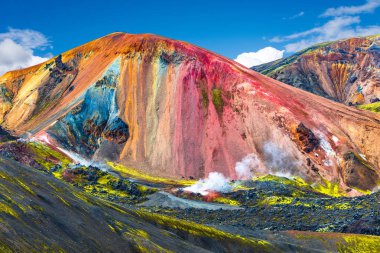 Güzel renkli volkanik dağlar İzlanda'daki Landmannalaugar