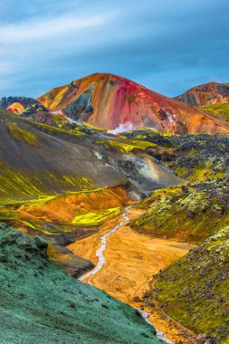 Güzel renkli volkanik dağlar İzlanda'daki Landmannalaugar