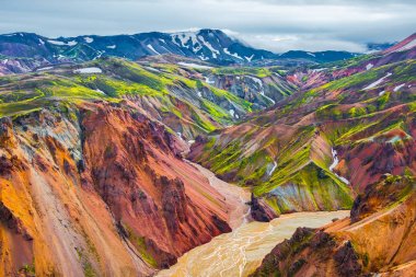 Güzel renkli volkanik dağlar İzlanda'daki Landmannalaugar