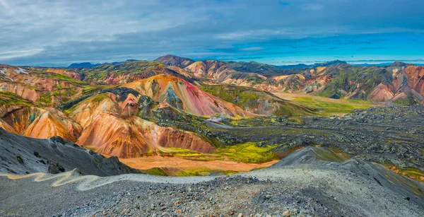 五颜六色的火山山 Landmannalaugar 的全景视图中 — 图库照片