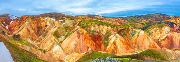 Панорамный вид на красочные вулканические горы Ландшафта — стоковое фото