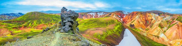 五颜六色的火山山 Landmannalaugar 的全景视图中 — 图库照片
