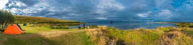 Panoramik İzlanda gölde Myvatn, günbatımı yaz